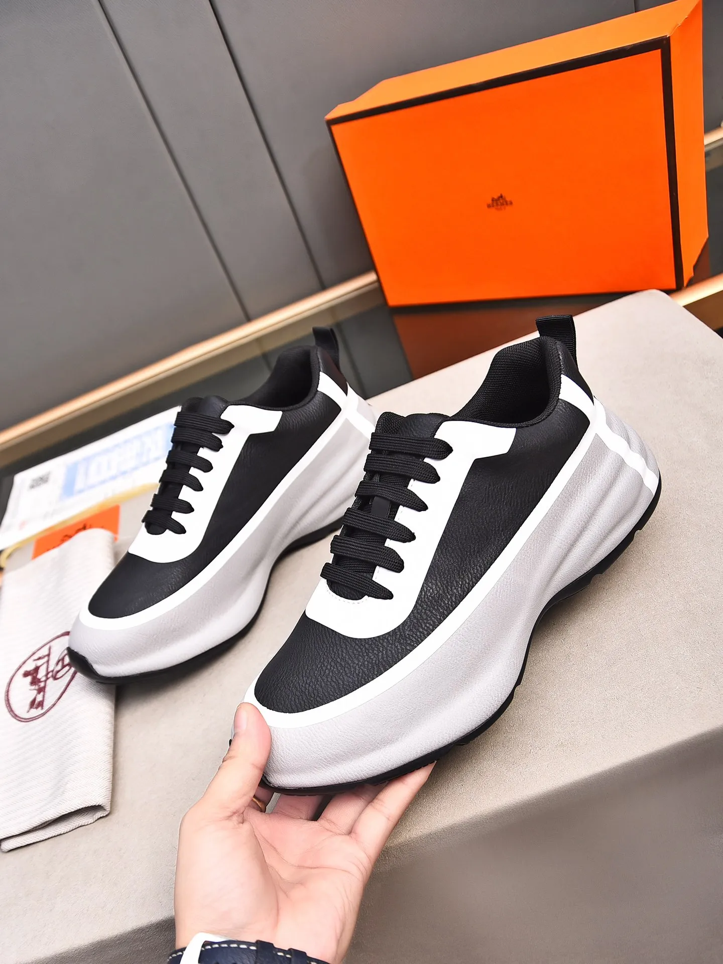 Men's shoes 💰560 [Hermes] New sports shoes Hermès are the most comfortable shoes, no one else⃣️, very light on the feet and very good-looking, you will not feel tired when you go shopping and running around 👍 Very light and comfortable, extremely light, suitable for both sports and leisure, and feel great when stepping on them! It’s up to you to choose, there’s always what you want~ ✔️Material: imported first-layer cowhide ✔️Inner lining: breathable mesh ✔️Outsole: genuine leather bottom ✔️Size: Men’s 38-44 (45 custom-made)
